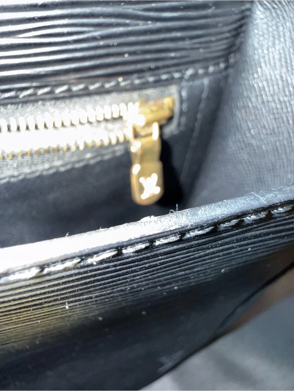 Auth Louis Vuitton Epi Saint Cloud GM Black Crossbody Bag Vintage - Picture 11 of 16